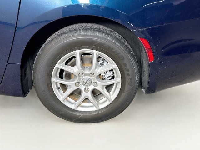 Used 2024 Chrysler Pacifica Touring FWD image 34