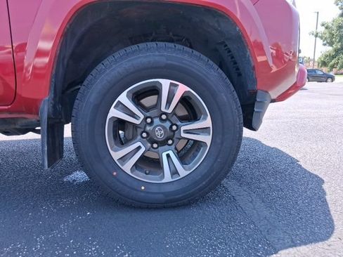 Used 2017 Toyota Tacoma TRD Sport w/ Tow Package (A/T) AWD/4WD image 11