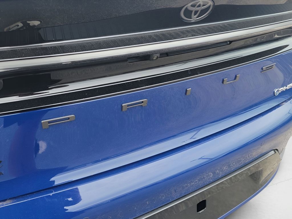 New 2026 Toyota Prius Plug-In Hybrid FWD image 6