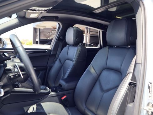 Certified 2026 Porsche Macan AWD/4WD image 5