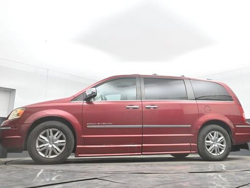 Used 2010 Chrysler Town & Country Limited FWD image 33
