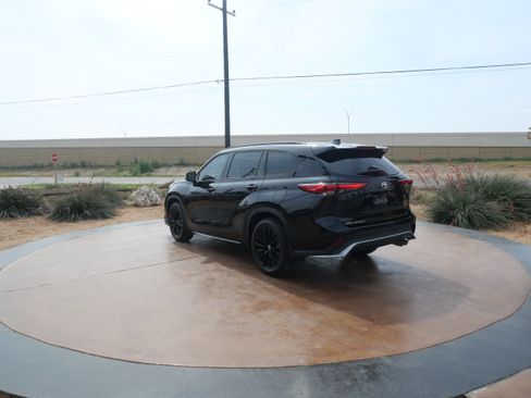 Used 2023 Toyota Highlander XSE image 4