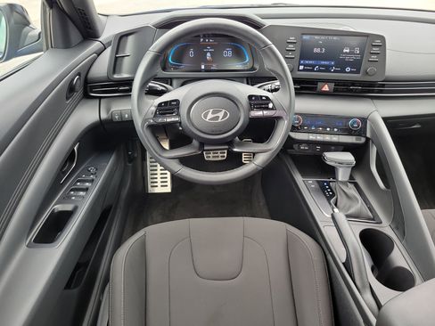 Used 2025 Hyundai Elantra Sport FWD image 17