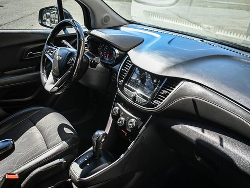 Used 2019 Chevrolet Trax LT w/ LT Convenience Package image 17