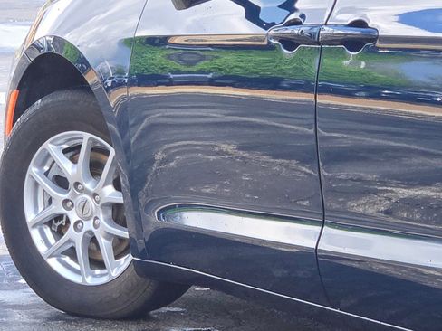 Used 2025 Chrysler Pacifica Select image 16