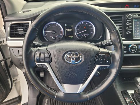 Used 2019 Toyota Highlander XLE image 21