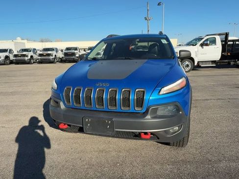 Used 2017 Jeep Cherokee Trailhawk image 3