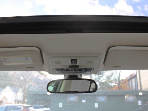 Used 2014 Land Rover LR2 HSE image 38