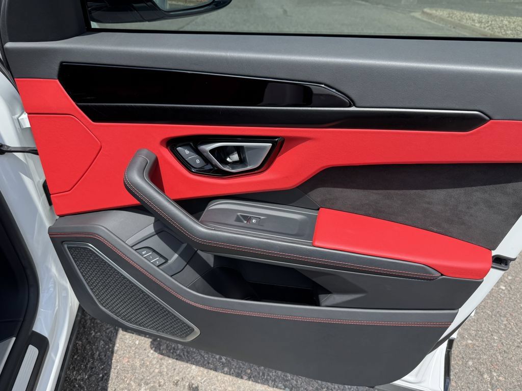 Used 2022 Lamborghini Urus AWD/4WD image 45