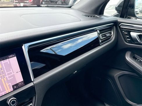 Used 2022 Porsche Macan S w/ Premium Package Plus image 22