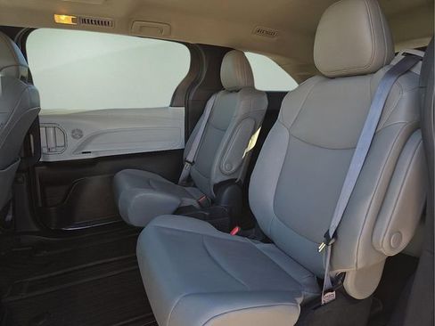 Used 2025 Toyota Sienna XLE image 16