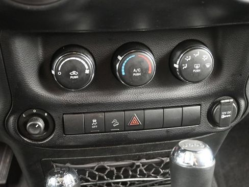 Used 2015 Jeep Wrangler Sport w/ Quick Order Package 24S AWD/4WD image 28