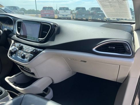 Used 2023 Chrysler Pacifica Touring-L FWD image 22