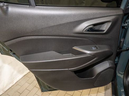 Used 2025 Chevrolet Trax LT w/ Driver Confidence Package image 9