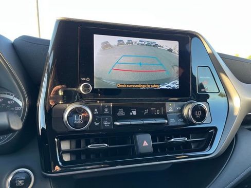Used 2024 Toyota Highlander LE AWD/4WD image 43
