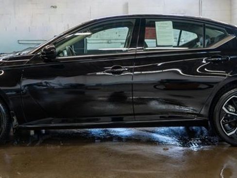 Certified 2025 Nissan Altima 2.5 SR image 9