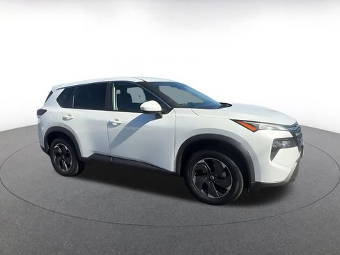 Used 2025 Nissan Rogue SV AWD/4WD image 2