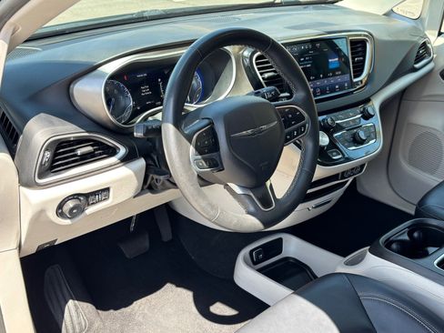 Used 2024 Chrysler Pacifica Touring-L FWD image 20