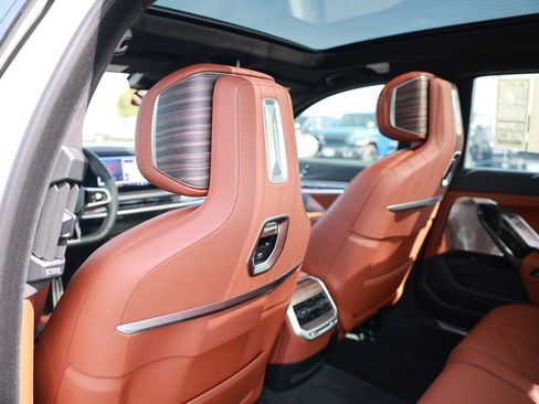 Used 2025 BMW i7 M70 w/ Executive Package image 34