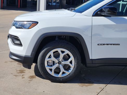 New 2026 Jeep Compass Latitude image 10