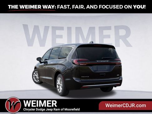 New 2027 Chrysler Pacifica Select AWD/4WD image 3
