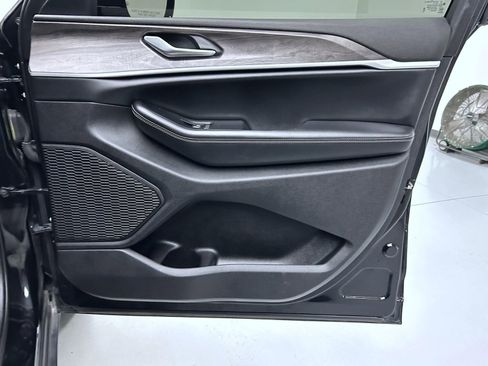 Used 2024 Jeep Grand Cherokee Limited w/ Black Appearance Package image 16