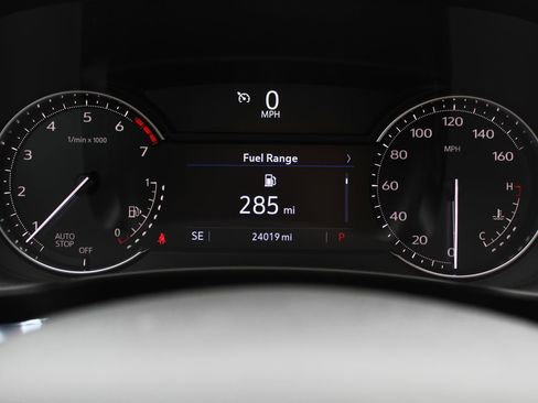 Used 2023 Cadillac XT4 Luxury w/ Cold Weather Package FWD image 17