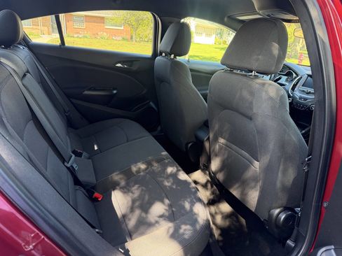 Used 2018 Chevrolet Cruze LT w/ Convenience Package FWD image 14