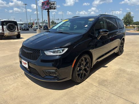 Used 2025 Chrysler Pacifica Limited FWD image 5