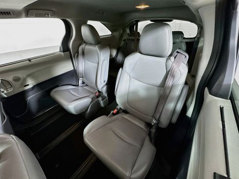 Used 2021 Toyota Sienna XLE w/ XLE Plus Package image 23
