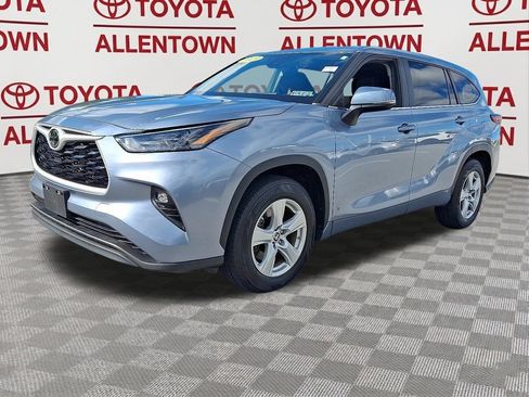 Used 2023 Toyota Highlander LE FWD image 3