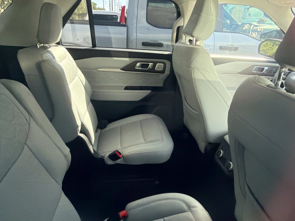 Certified 2026 Ford Explorer Platinum w/ LUX Leather Package AWD/4WD image 7