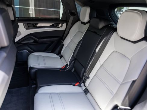Used 2025 Porsche Cayenne Turbo AWD/4WD image 34