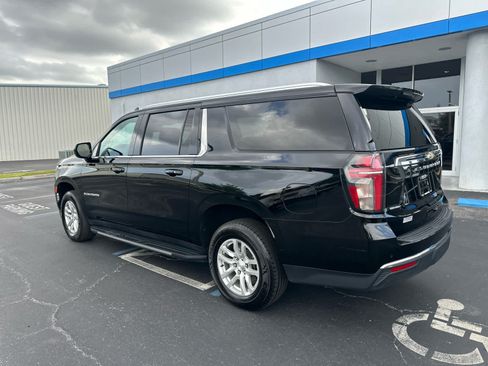Used 2024 Chevrolet Suburban LT RWD image 3