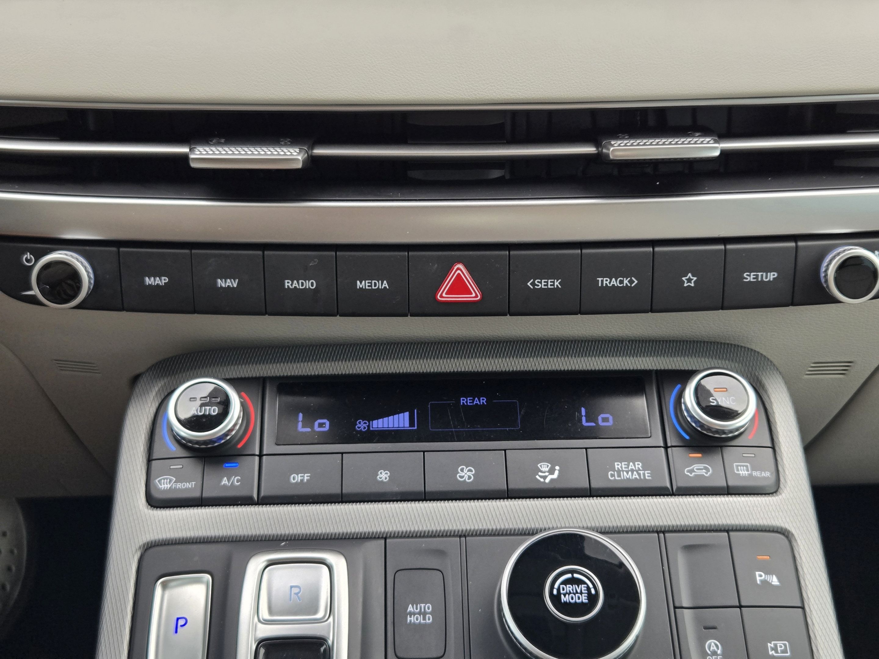 Used 2024 Hyundai Palisade Limited FWD image 16