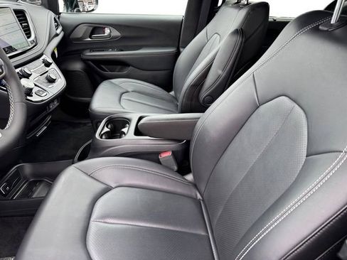 Used 2025 Chrysler Pacifica Select AWD/4WD image 12