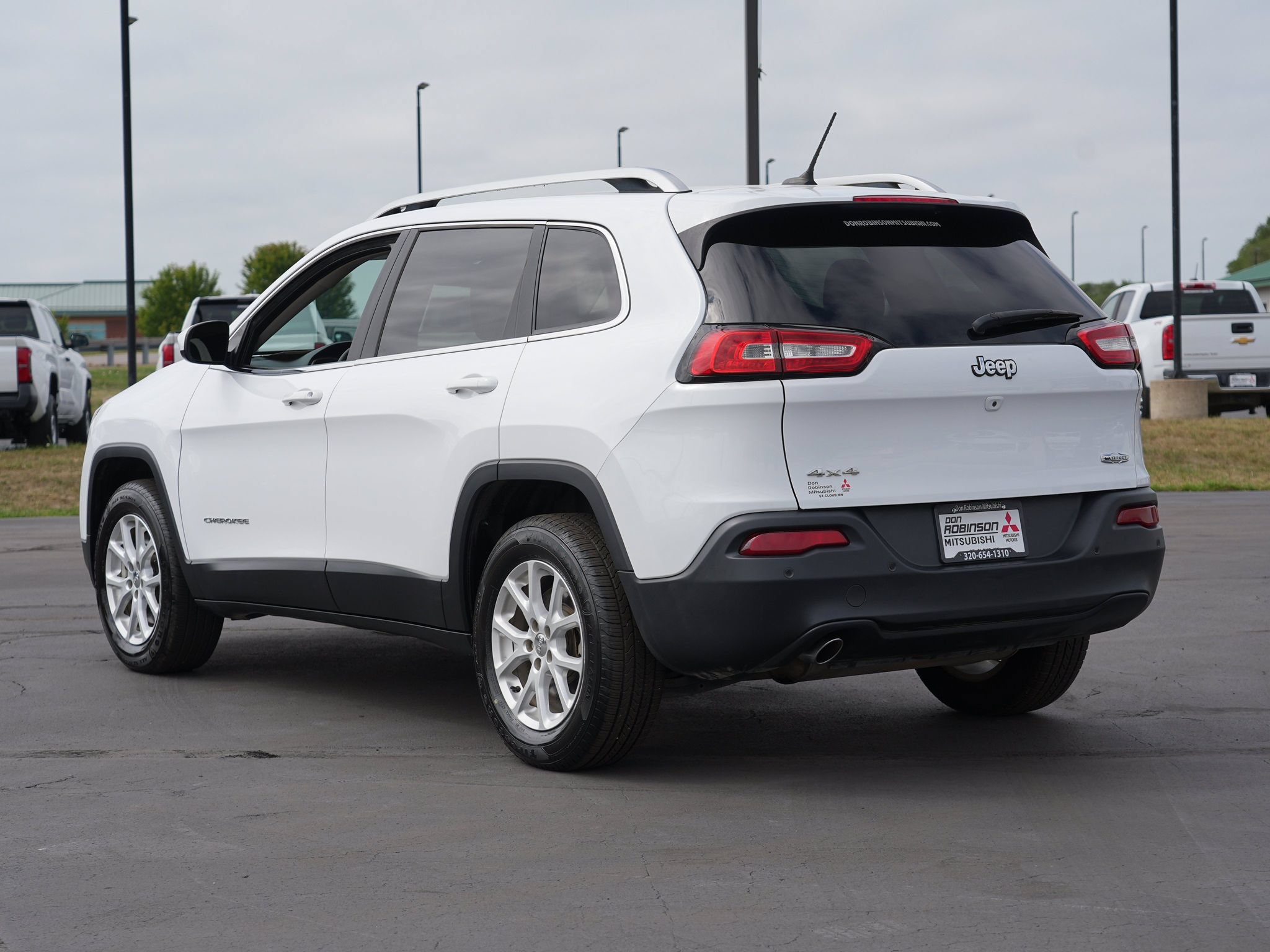 Used 2018 Jeep Cherokee Latitude w/ Safety Group AWD/4WD image 6