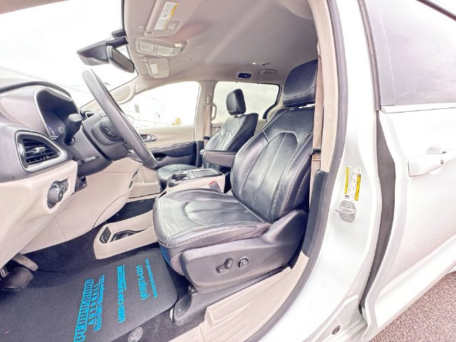 Used 2022 Chrysler Pacifica Touring-L w/ Uconnect Theater Family Group FWD image 19