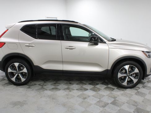 Used 2023 Volvo XC40 B4 Ultimate FWD image 27