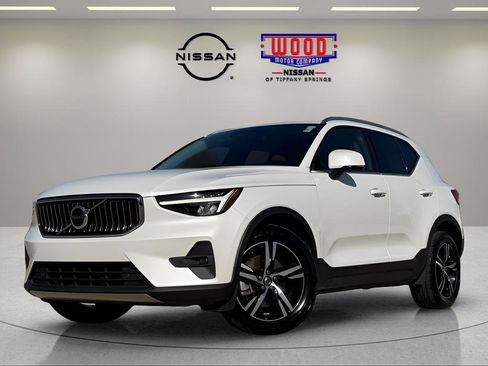 Used 2023 Volvo XC40 B5 Plus image 7