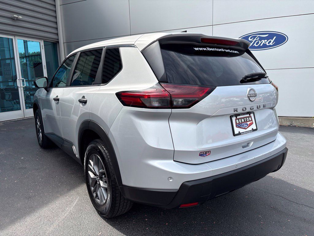 Used 2024 Nissan Rogue S FWD image 4