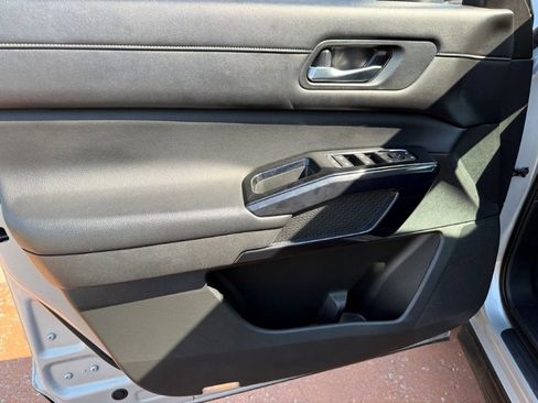 Used 2022 Nissan Pathfinder SV FWD image 9