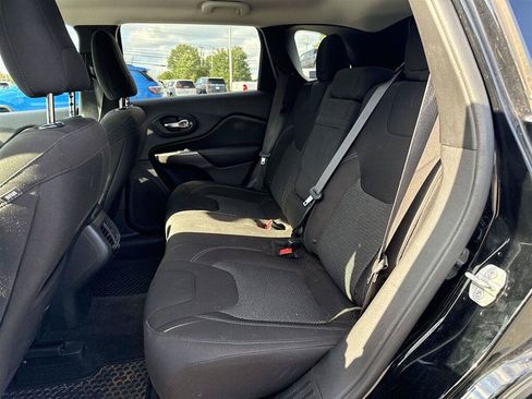 Used 2019 Jeep Cherokee Latitude w/ Cold Weather Group FWD image 14