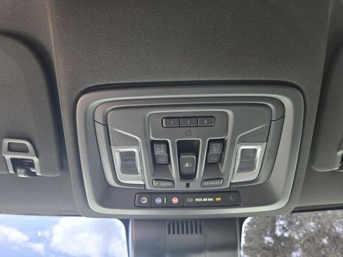 Used 2025 GMC Sierra 2500 AT4 w/ AT4 Premium Plus Package image 17