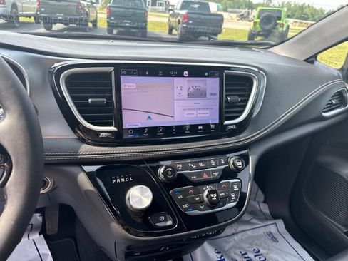 Used 2022 Chrysler Pacifica Touring-L w/ Uconnect Theater Family Group AWD/4WD image 24