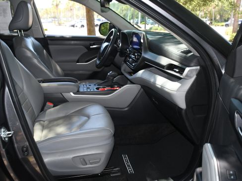 Used 2023 Toyota Highlander XLE AWD/4WD image 21