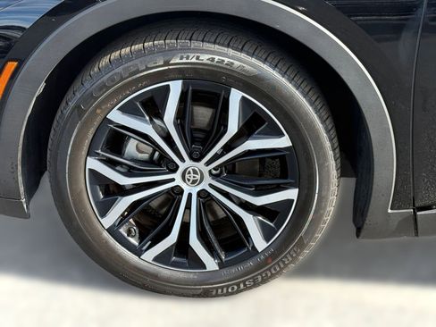 Used 2025 Toyota Crown XLE image 12