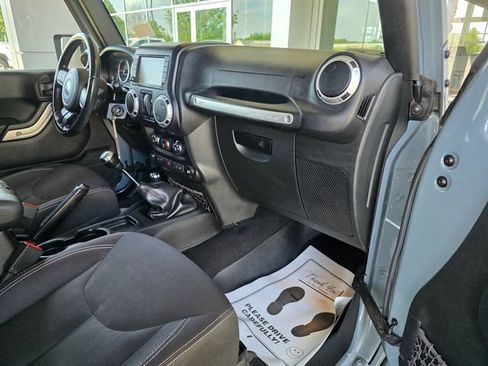 Used 2015 Jeep Wrangler Sahara w/ Connectivity Group AWD/4WD image 9