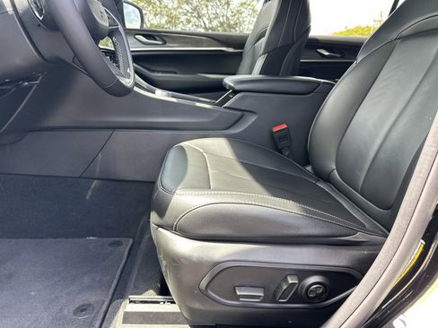 Used 2024 Jeep Grand Cherokee Limited w/ Black Appearance Package AWD/4WD image 11