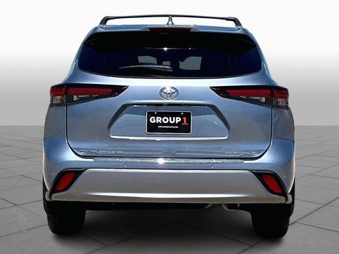Used 2024 Toyota Highlander Platinum image 5